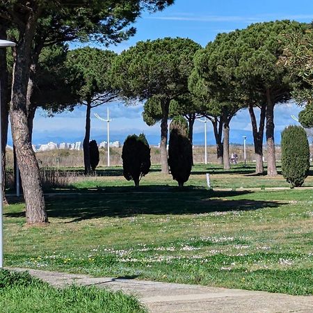 Sol-Y-Days Mathilde: Beachfront Garden Apartment with Parking Le Grau-du-Roi Exterior photo