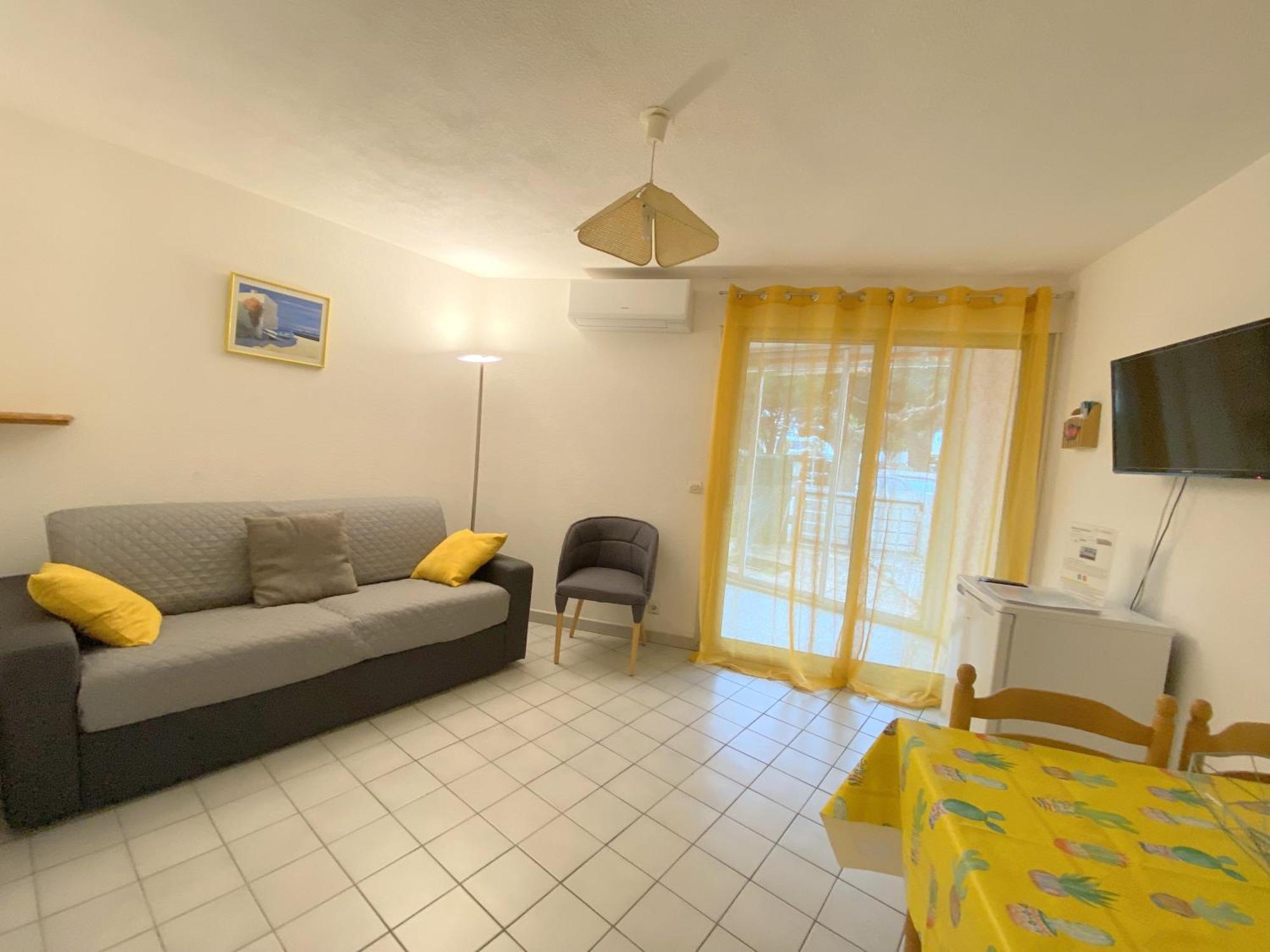 Sol-Y-Days Mathilde: Beachfront Garden Apartment with Parking Le Grau-du-Roi Exterior photo